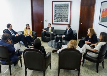 Célio Studart participa de reuniões visando aprovação do piso salarial da Enfermagem