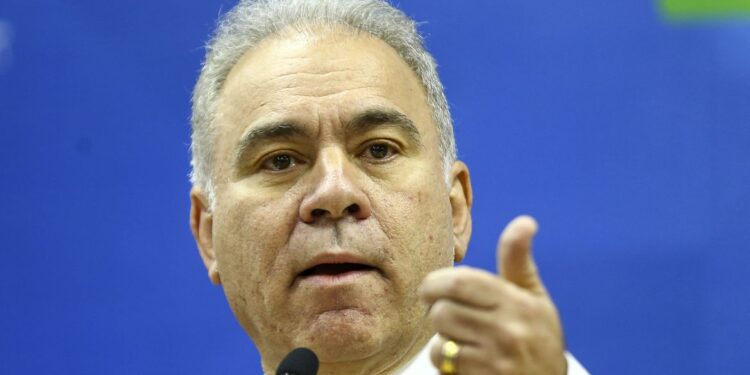Coronavac deve ser usada só em crianças e adolescentes, anuncia Queiroga