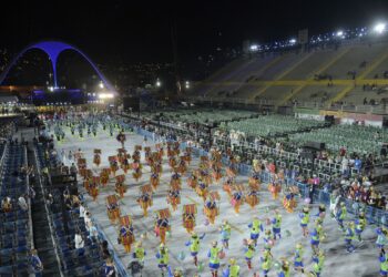 Rio: carnaval renasce no Sambódromo após dois anos de pandemia