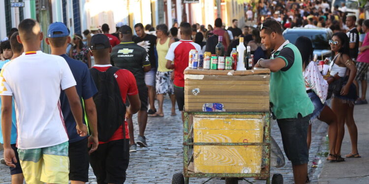 Prefeitura do Aracati abre credenciamento de vendedores ambulantes para eventos nos feriados