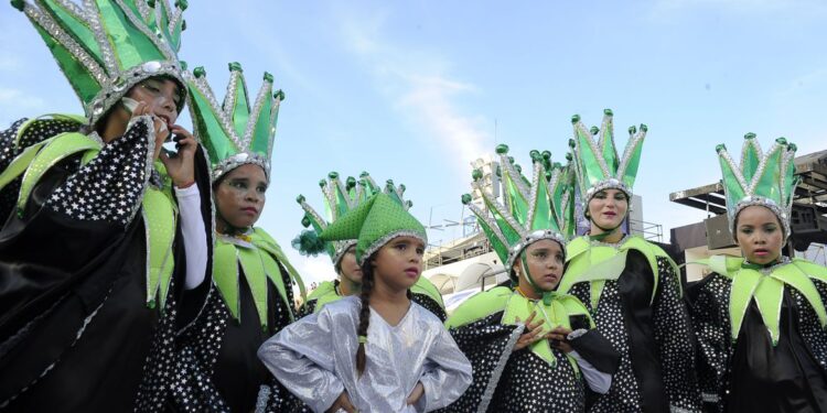 Escolas de samba mirins encerram desfiles deste carnaval no Rio