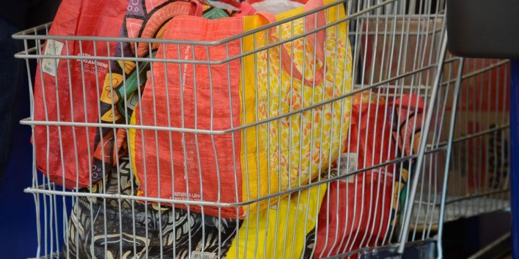 ‘Bolsa Mercadin’: benefício já está disponível para famílias em vulnerabilidade