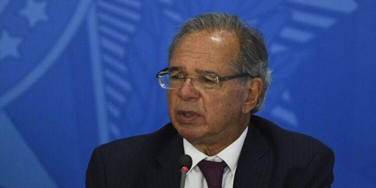 Ministro da Economia testa positivo para covid-19 e tem sintomas leves