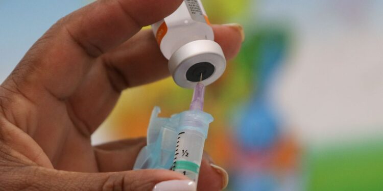 Covid-19: vacinas usadas no Brasil elevam proteção contra reinfecções