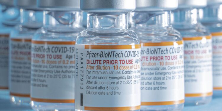 Reforço com Pfizer aumenta proteção em quem recebeu doses da CoronaVac