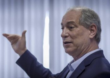 Ciro ataca Lula, diz que Bolsonaro é pior que petista e admite namoro com 3ª via