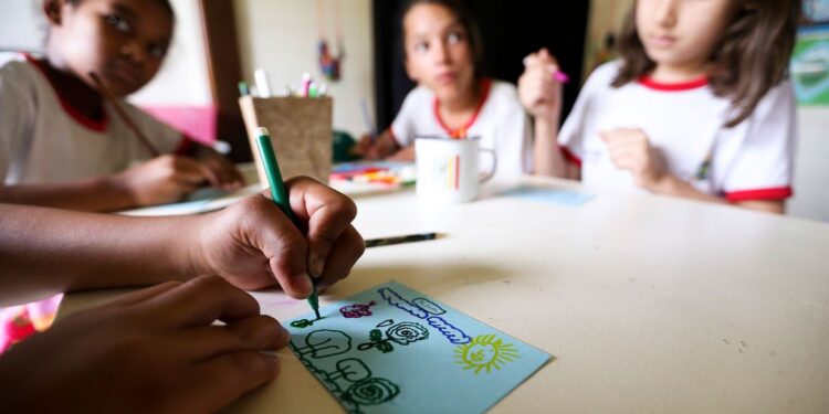 Câmara aprova MP que regulamenta ensino domiciliar