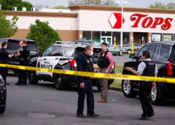 Ataque a tiros mata ao menos 10 nos EUA; FBI investiga motivação racial