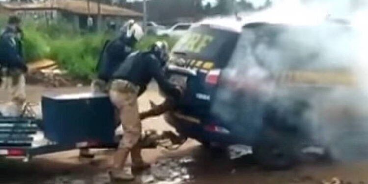 Homem morre asfixiado após ser trancado em viatura por agentes da Polícia Rodoviária Federal em Sergipe