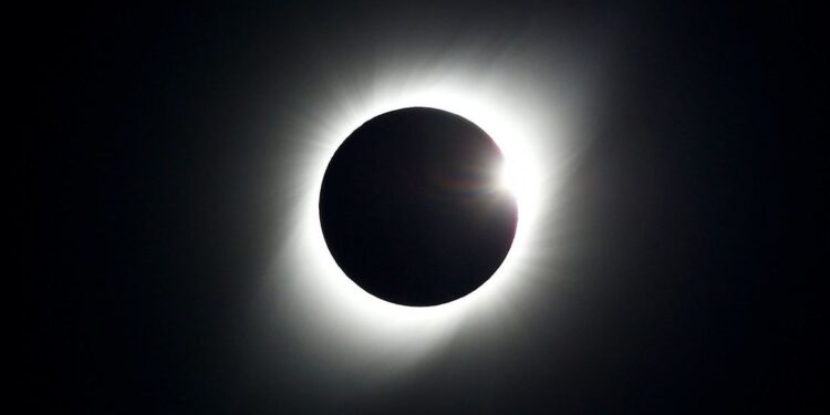 Lua de Sangue triplamente especial será visível hoje de todo o Brasil