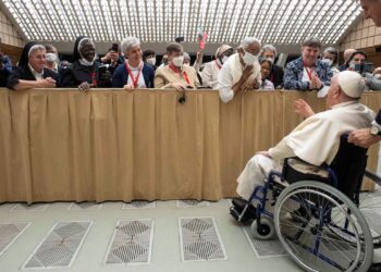 Com dores no joelho, Papa usa cadeira de rodas em público pela 1ª vez