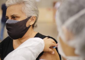 Idosos a partir de 70 anos podem tomar quarta dose da vacina contra a covid-19 no Ceará