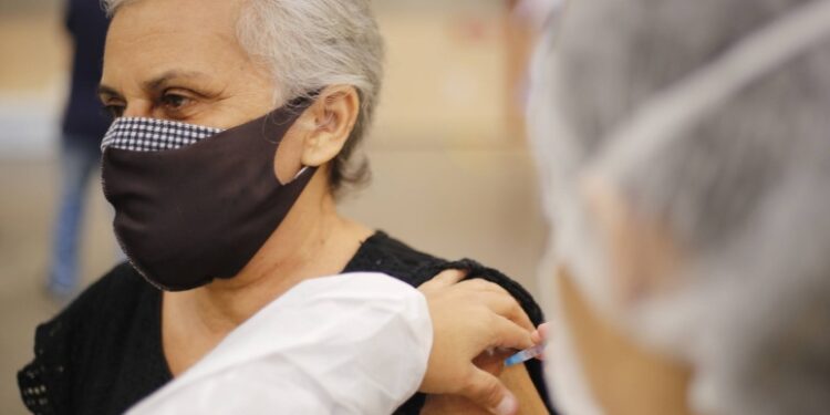 Idosos a partir de 70 anos podem tomar quarta dose da vacina contra a covid-19 no Ceará