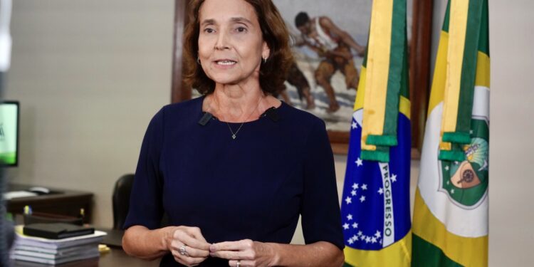 Izolda Cela anuncia pagamento da primeira parcela do 13º salário dos servidores estaduais para o próximo mês