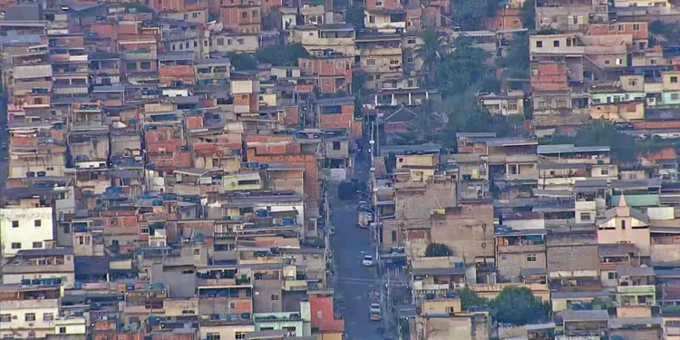 Policiais envolvidos em chacina na Vila Cruzeiro prestam depoimento e têm armas apreendidas