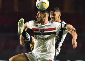 São Paulo derrota Santos em clássico com gol de pênalti no fim