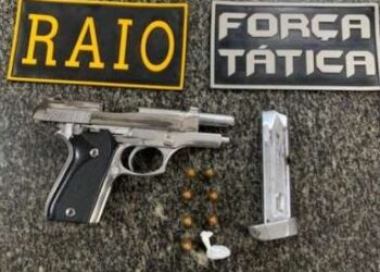 Homem é preso pela PMCE em posse de uma pistola, drogas e munições em Russas