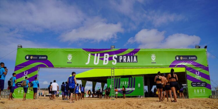 Jogos Universitários Brasileiros de Praia 2022 movimentam praia de Canoa Quebrada no final de semana