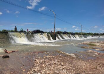 Itaiçaba: moradores aproveitam domingo na barragem após  grande volume de água das chuvas