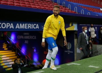 Com jeito acessível, Neymar vira líder e conselheiro dos novatos da seleção