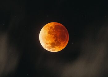 Eclipse deixa a Lua avermelhada e encanta aracatienses na madrugada desta segunda-feira