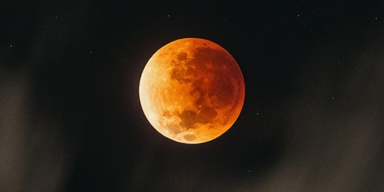 Eclipse deixa a Lua avermelhada e encanta aracatienses na madrugada desta segunda-feira