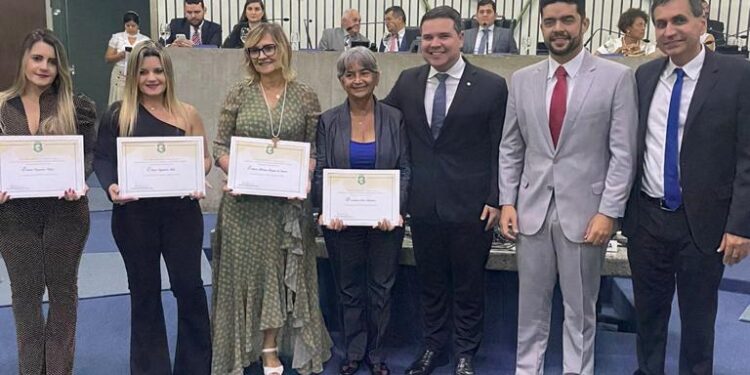 Deputado Bruno Pedrosa homenageia profissionais assistentes sociais na Assembleia Legislativa