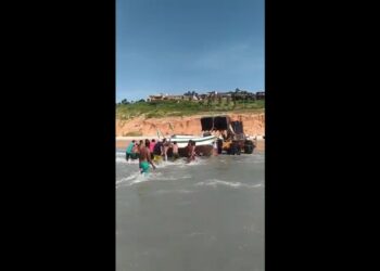 Moradores de Canoa Quebrada resgatam embarcação naufragada