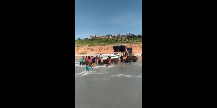 Moradores de Canoa Quebrada resgatam embarcação naufragada