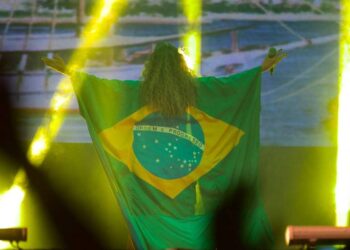 De Anitta a Daniela Mercury, artistas anti-Bolsonaro vestem a bandeira do Brasil