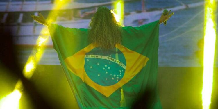 De Anitta a Daniela Mercury, artistas anti-Bolsonaro vestem a bandeira do Brasil