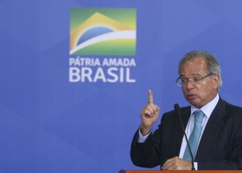 Ministro da Economia defende taxar super-ricos e desonerar empresas