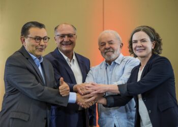 Identificação com a esquerda cresce e vai a 49% da população; direita recua, diz Datafolha