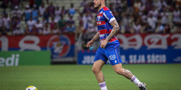 Jogador do Fortaleza é afastado após festejar aniversário em meio à má fase