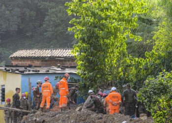 Sobe para 127 o número de mortes após chuvas em Pernambuco