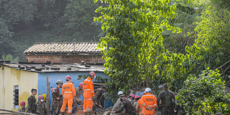 Sobe para 127 o número de mortes após chuvas em Pernambuco