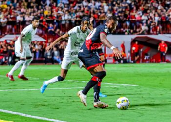 Corinthians supera desfalques, bate Atlético-GO e vira líder do Brasileiro