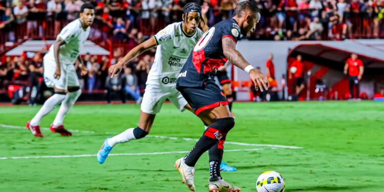 Corinthians supera desfalques, bate Atlético-GO e vira líder do Brasileiro