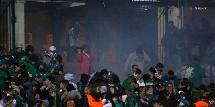 Torcedor morre após confusão em jogo entre Coritiba e Palmeiras depois de passar mal