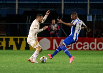 Avaí vence Fortaleza e encosta no topo do Brasileiro