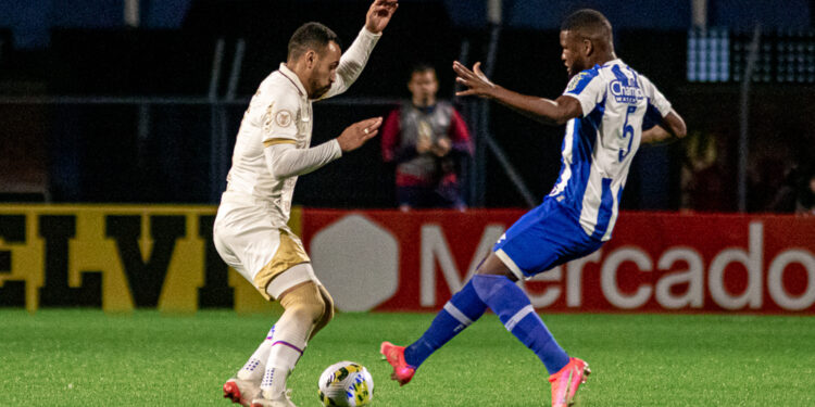 Avaí vence Fortaleza e encosta no topo do Brasileiro