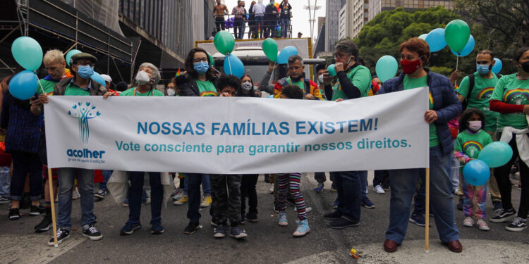 Parada LGBT+ lota Paulista com críticas a Bolsonaro e medo da Covid