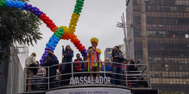 Com policiais em trios elétricos, Parada LGBT+ teve poucas ocorrências, diz Polícia Civil
