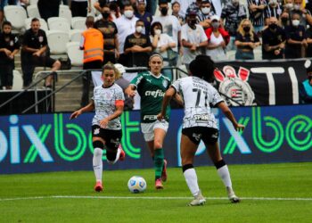 Palmeiras e Corinthians duelam pela liderança do Brasileiro Feminino