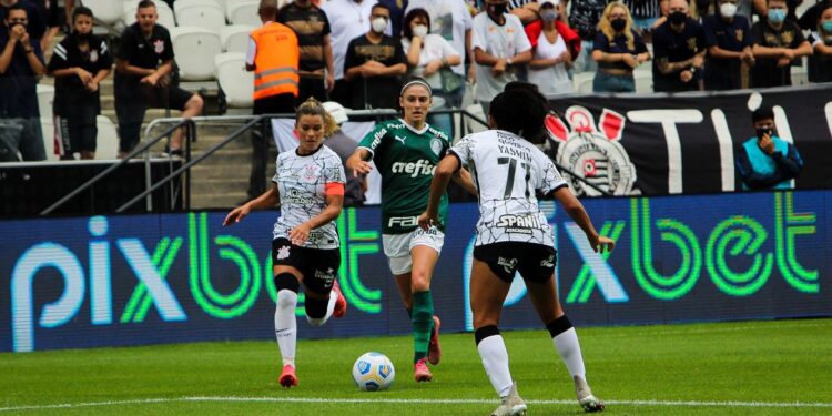 Palmeiras e Corinthians duelam pela liderança do Brasileiro Feminino
