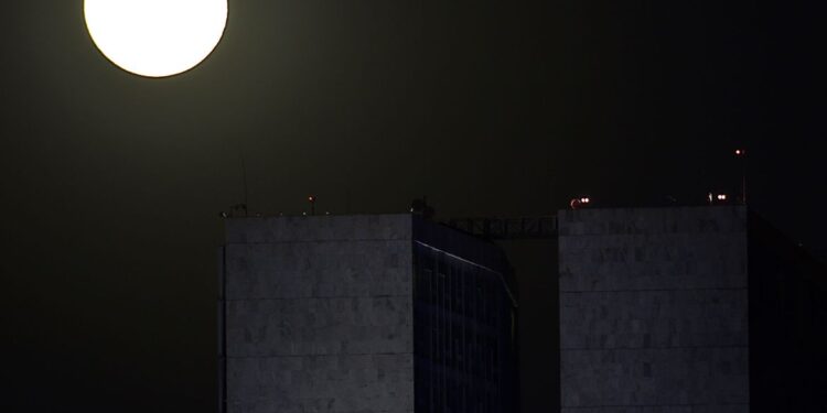 Superlua será visível na noite desta terça-feira