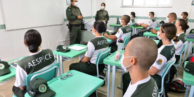 Alunos-soldados da PMCE apresentam-se nos locais de formação