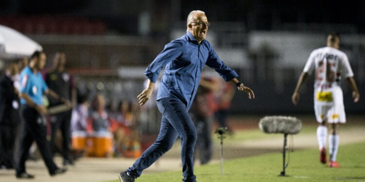 Sem técnico, Ceará desafia a boa fase do Goiás