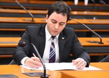 Deputados querem barrar aumento de até 64% na taxa extra da conta de luz