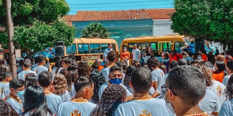 Aracati entrega mais dois novos ônibus escolares para estudantes da rede pública